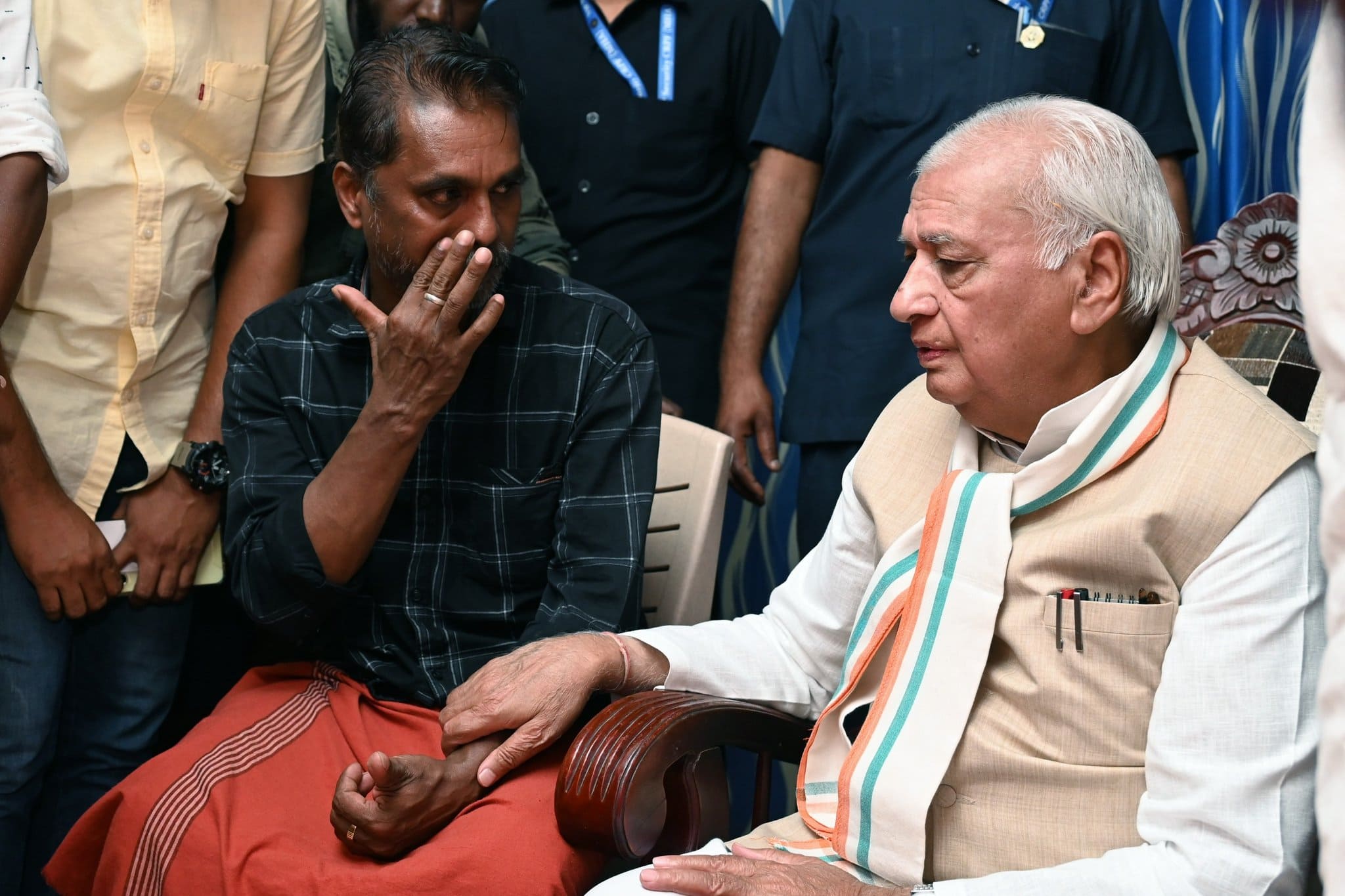 Kerala Governor Arif Mohammad Khan consoling Siddharth's father at the latter's residence at Nedumangad in Thiruvananthapuram on Friday, 1 March. (X)
