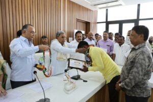 Karnataka Chief Minister Siddaramaiah and Health Minister Dinesh Gundu Rao felicitated the families of organ donors. (Supplied)