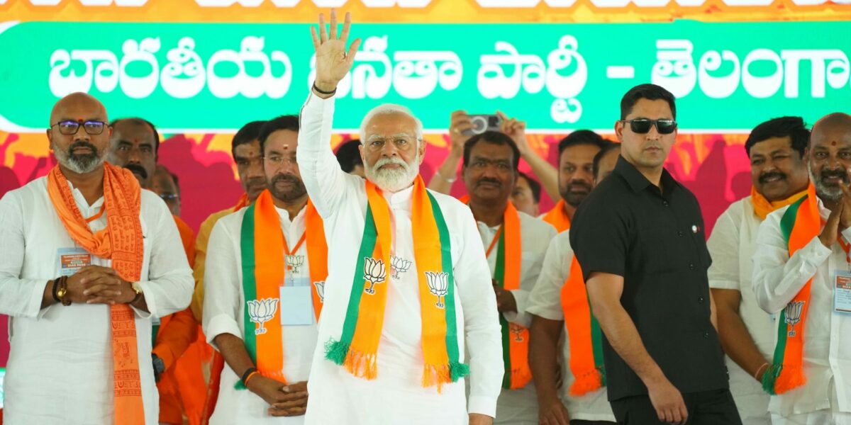Narendra Modi with BJP Telangana leaders in Jagityal. (X)