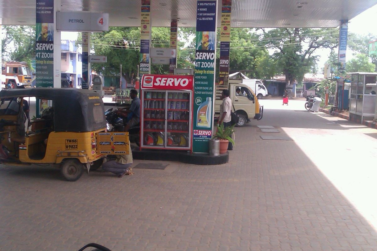 Long queues common as CNG shortage grips Udupi