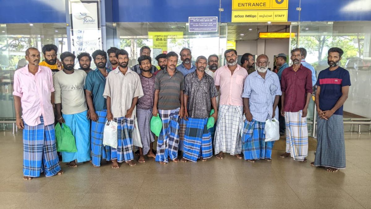 Indian fishermen return to India from Sri Lanka