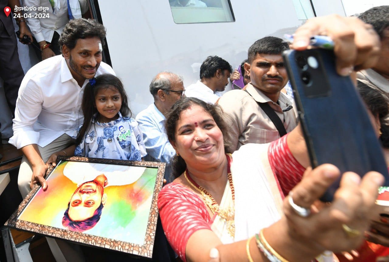 While releasing the manifesto on Saturday, Jagan reiterated that he would make Visakhapatnam the executive capital of Andhra Pradesh after coming to power for a second term. (X)