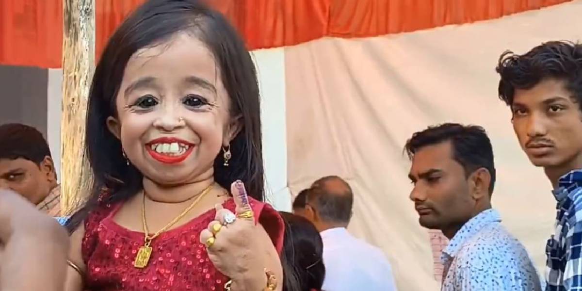 Jyoti Kishanji Amge, recognised by the Guinness World Records as the world's shortest living woman, exercised her franchise at a polling station in Nagpur. Her height was restricted due to primordial dwarfism, a genetic disorder. She is 62.8 cms tall. (Screengrab)
