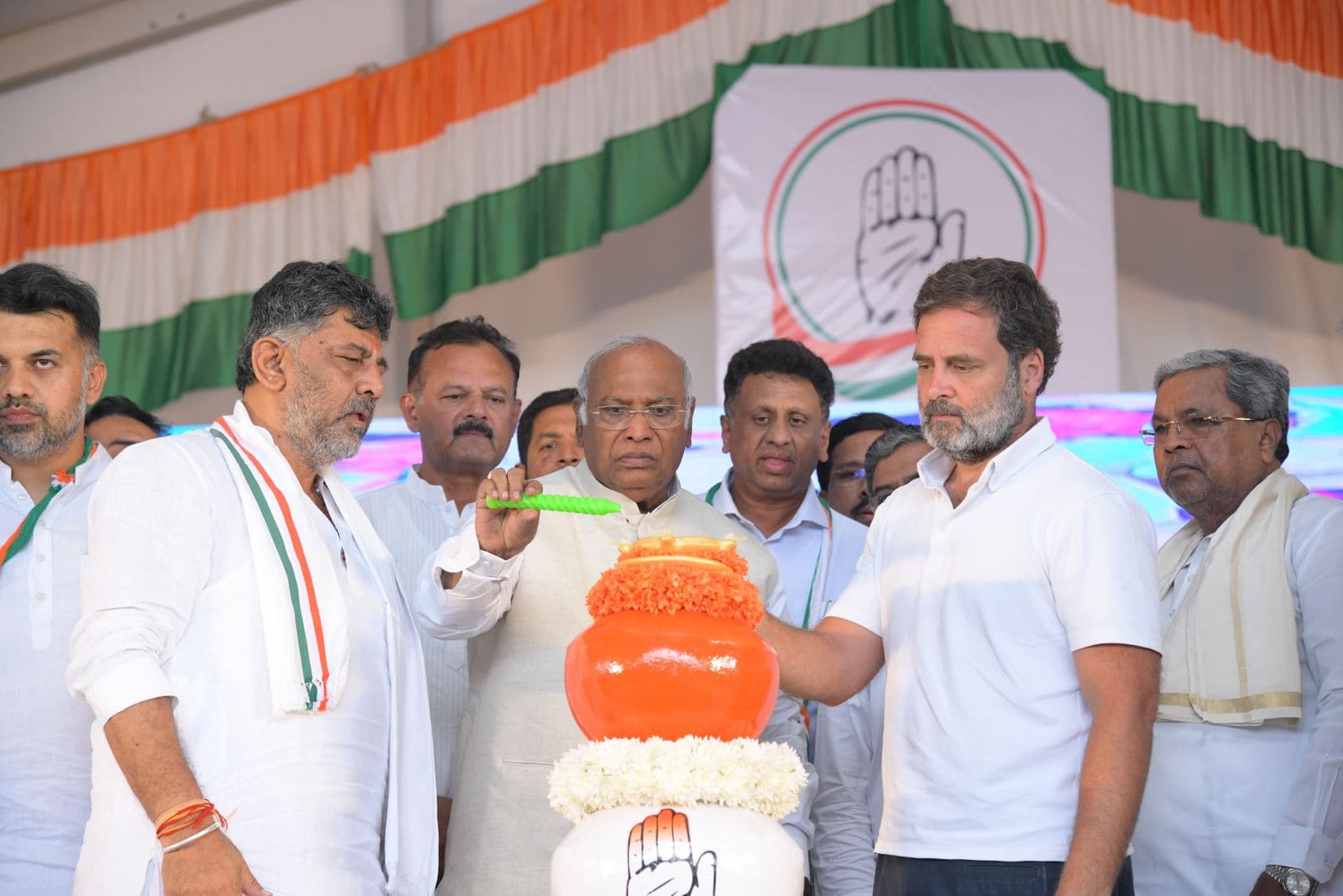 Rahul Gandhi campaigning for the party. AICC president Mallikarjun Kharge and senior party leaders in Karnataka are also seen. (X)