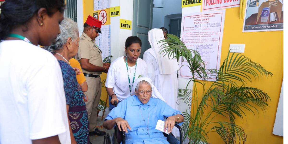 A student volunteer helping a senior citizen vote in Puducherry. The Union Territory has 1,200 student volunteers stationed in 967 polling booths. (ECI website)