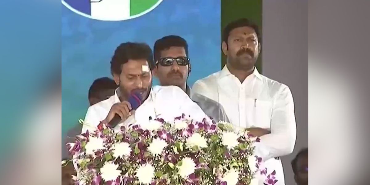 YS Jagan Mohan Redyy speaking during a poll rally with YS Avinash Reddy.