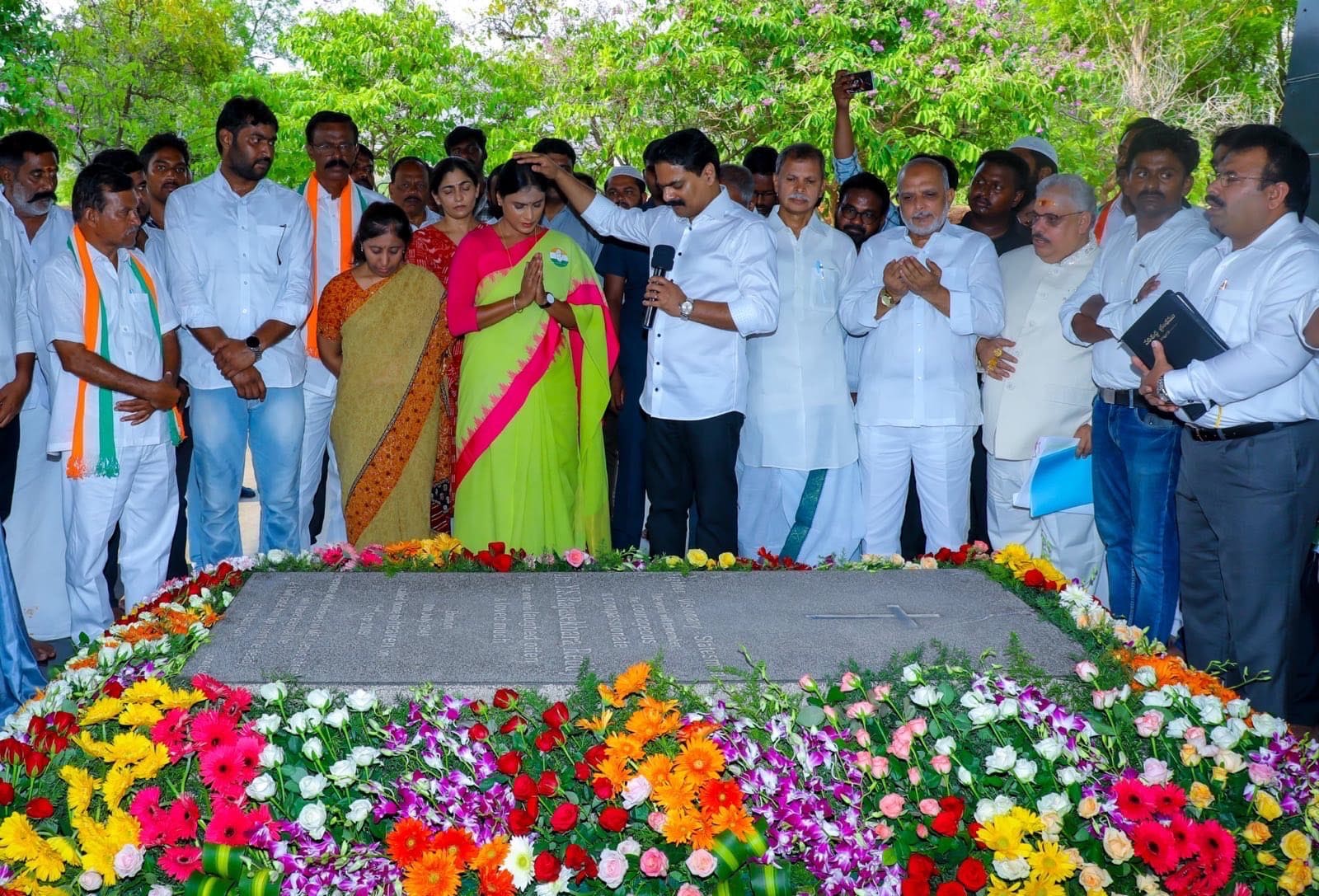 YS Sharmila prayed at her father Rajasekhar Reddy’s grave before filing the nomination papers. (X)