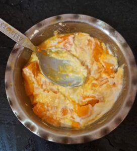 Shashikant Iyengar recommends eating mangoes with hung curd to keep the glucose spike low. 
