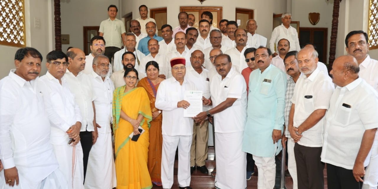 HD Kumaraswamy handing over the JD(S) petition to the Governor.