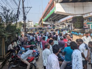 Workers are negotiating with contractors to finalise the wage. (South First)