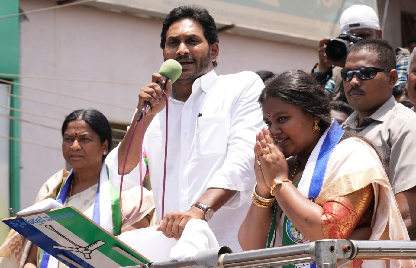 YS Jagan Mohan Reddy addressing an election rally. (X)